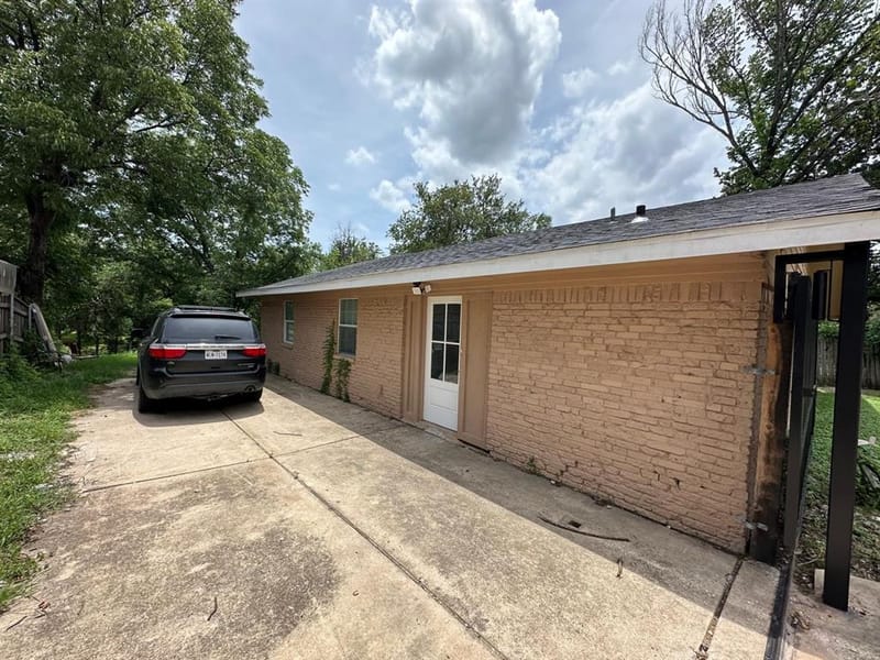 400 E Shady Grove Road, Irving TX 75060 - Photo 3