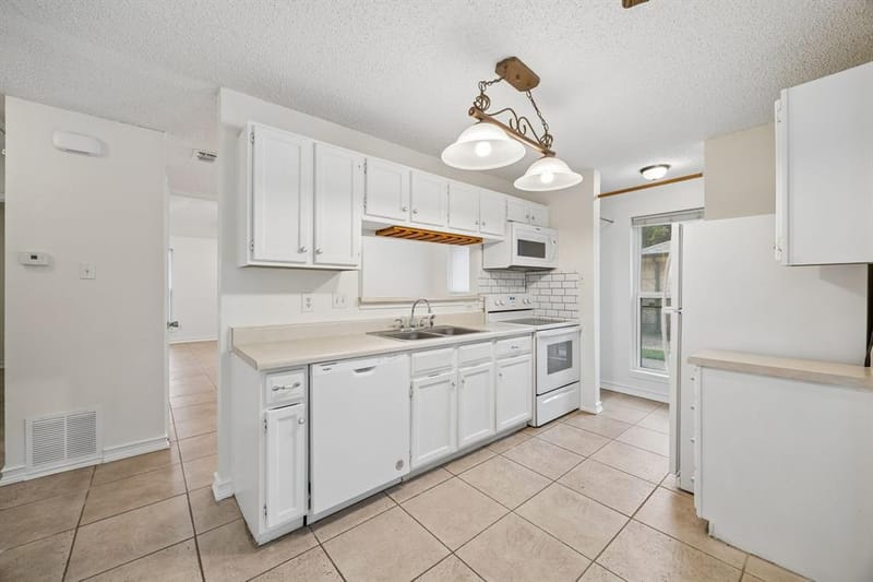 118 E Denton Drive, Euless TX 76039 - Photo 12