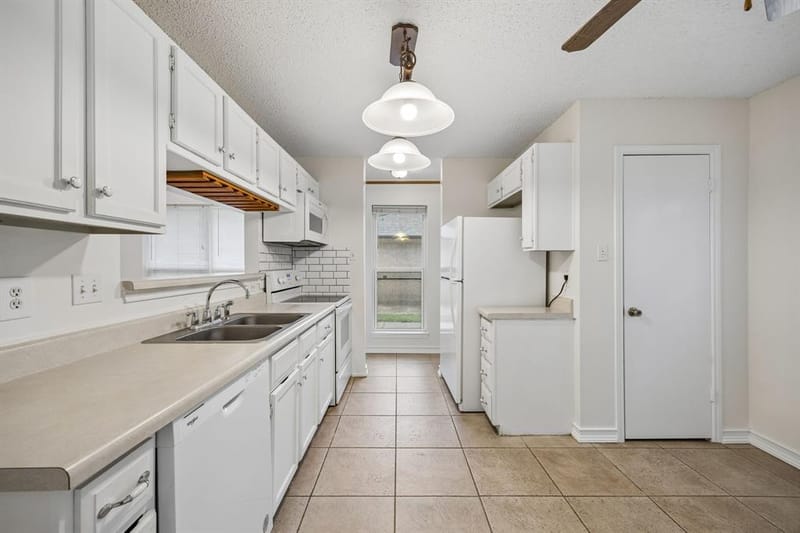 118 E Denton Drive, Euless TX 76039 - Photo 11