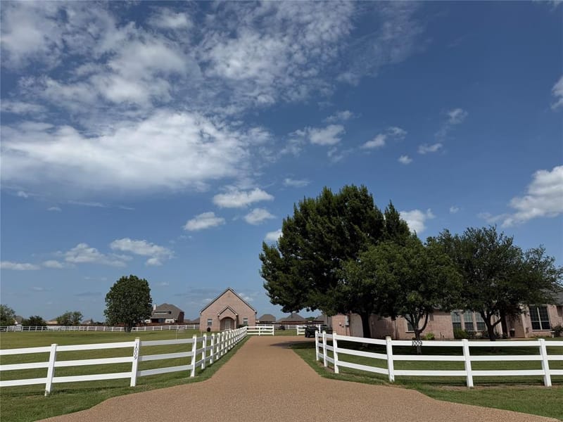 1009 Summerlin Drive, Granbury TX 76048 - Photo 4
