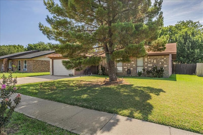 3423 Hickory Hill Drive, Arlington TX 76014 - Photo 2