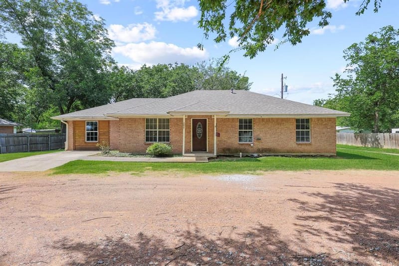 207 W South Street, Whitesboro TX 76273 - Photo 2