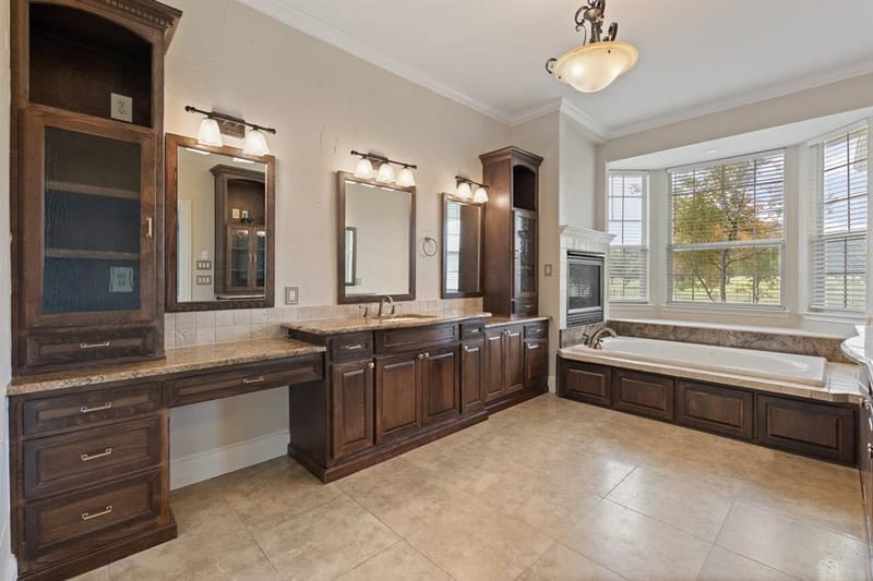6035 Oak Hollow Drive, Burleson TX 76028 - Photo 18