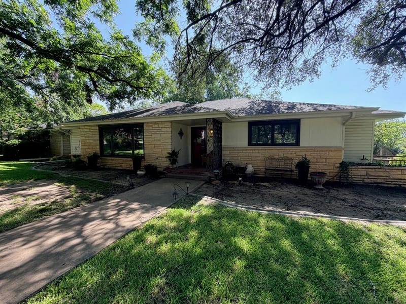 804 N Elm Street, Comanche TX 76442 - Photo 2