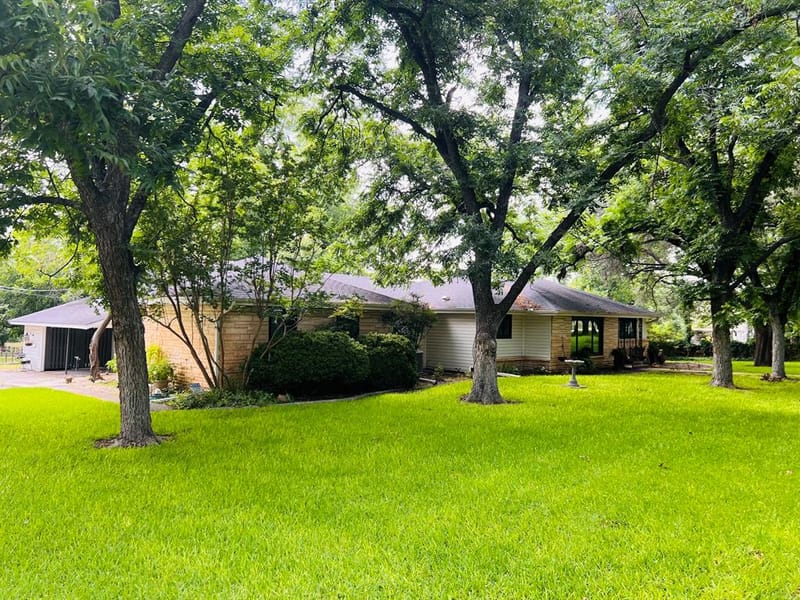 804 N Elm Street, Comanche TX 76442 - Photo 3