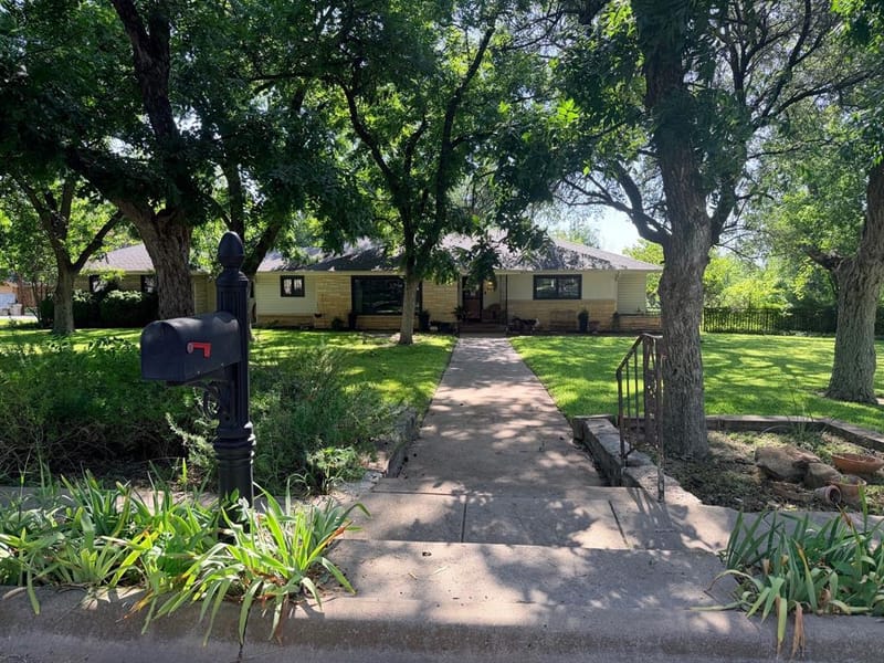 804 N Elm Street, Comanche TX 76442