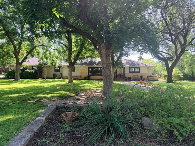804 N Elm Street, Comanche TX 76442 - Photo 38
