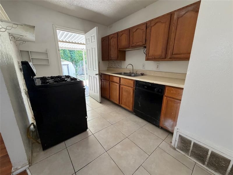 2005 Huntington Drive, Arlington TX 76010 - Photo 10