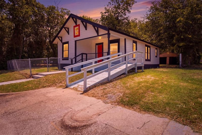 910 Loney Street, Fort Worth TX 76104 - Photo 2