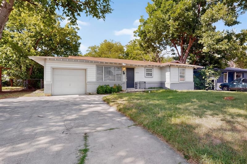 5573 Burton Avenue, Fort Worth TX 76119 - Photo 2
