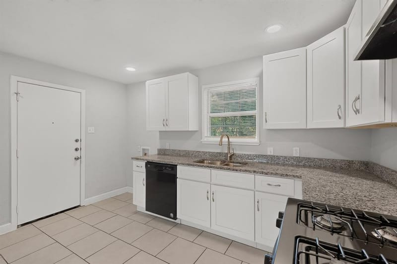 5573 Burton Avenue, Fort Worth TX 76119 - Photo 9