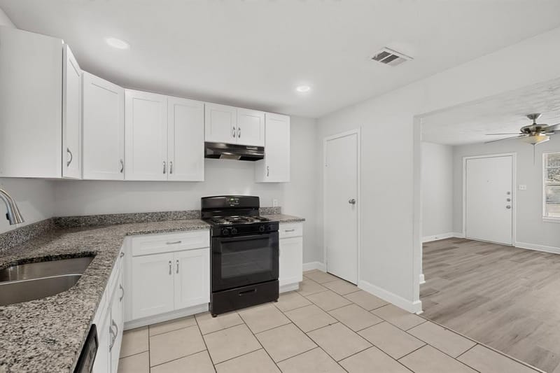 5573 Burton Avenue, Fort Worth TX 76119 - Photo 11