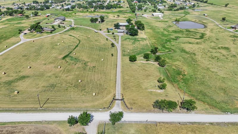 2561 County Road 248, Valley View TX 76272 - Photo 6