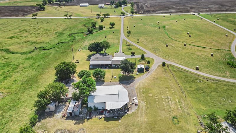 2561 County Road 248, Valley View TX 76272 - Photo 8