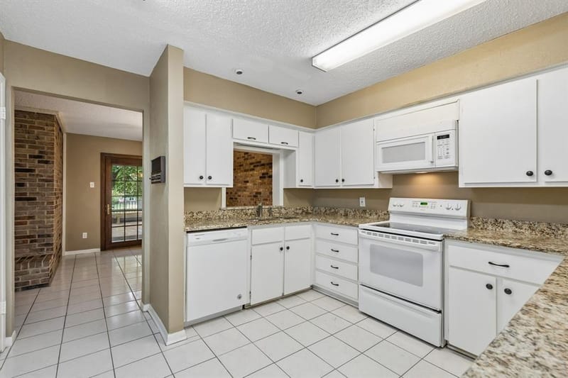 1806 Lakecrest Court, Carrollton TX 75006 - Photo 12