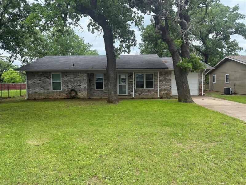1530 W Groesbeck Street, Stephenville TX 76401 - Photo 2