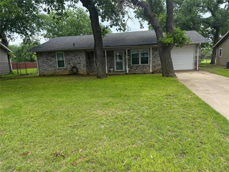 1530 W Groesbeck Street, Stephenville TX 76401