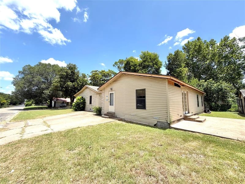 2501 S 27th Street, Waco TX 76706 - Photo 2