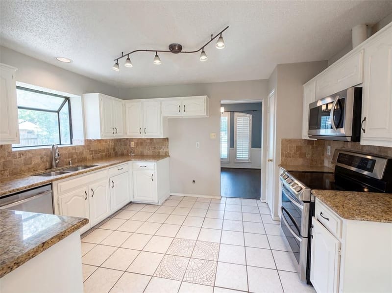 6712 Coach House Lane, Plano TX 75023 - Photo 2