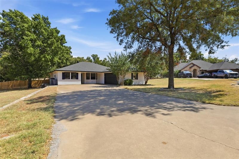 9705 Rosalie Court, Granbury TX 76049 - Photo 2