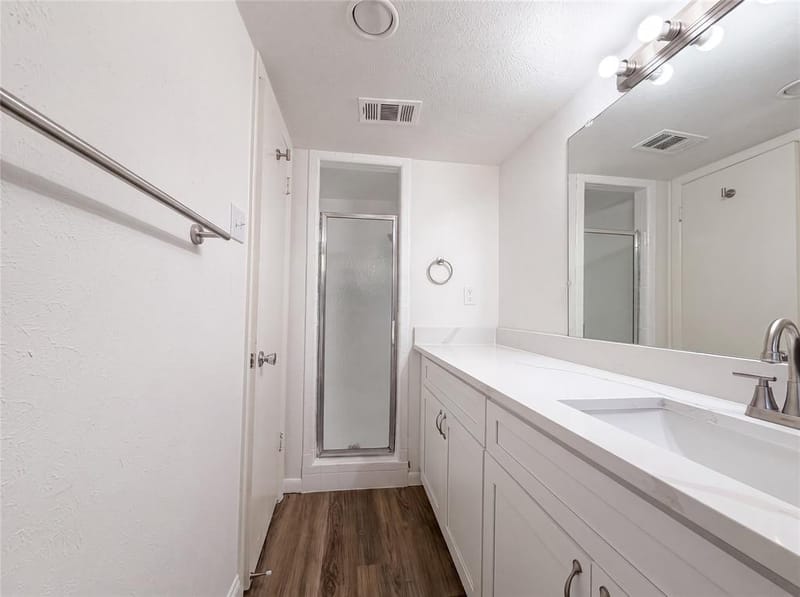 2111 Royal Oaks Drive, Irving TX 75060 - Photo 17