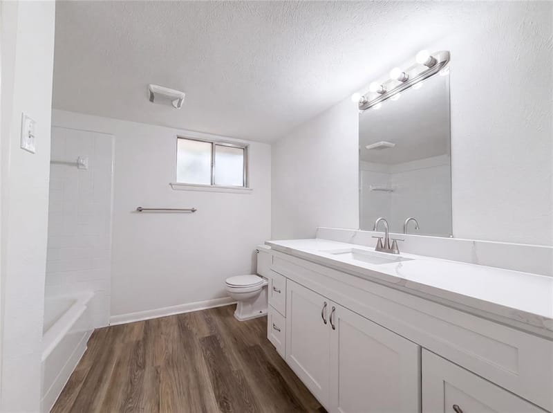 2111 Royal Oaks Drive, Irving TX 75060 - Photo 14