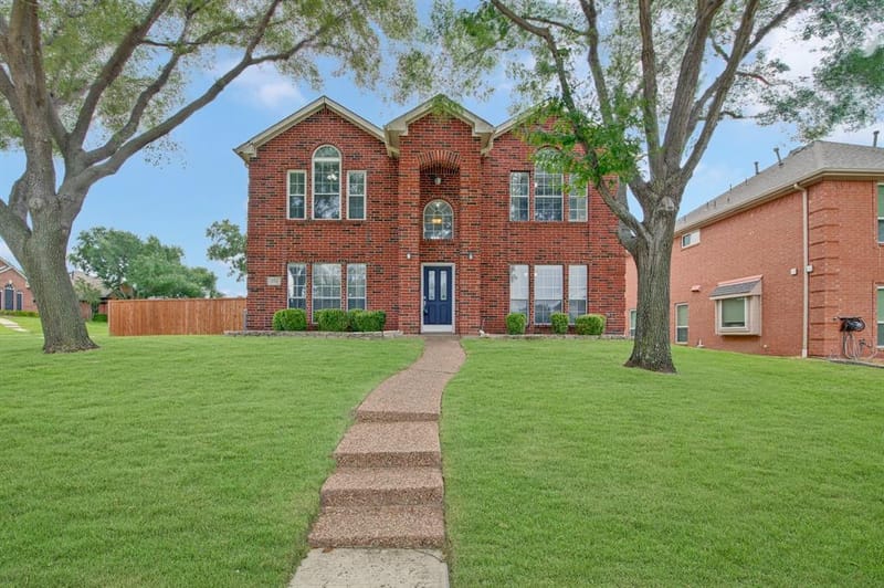 2724 Winterlake Drive, Carrollton TX 75006 - Photo 2