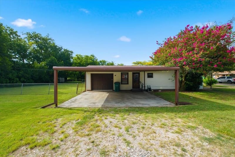 156 Bowie, McGregor TX 76657 - Photo 3