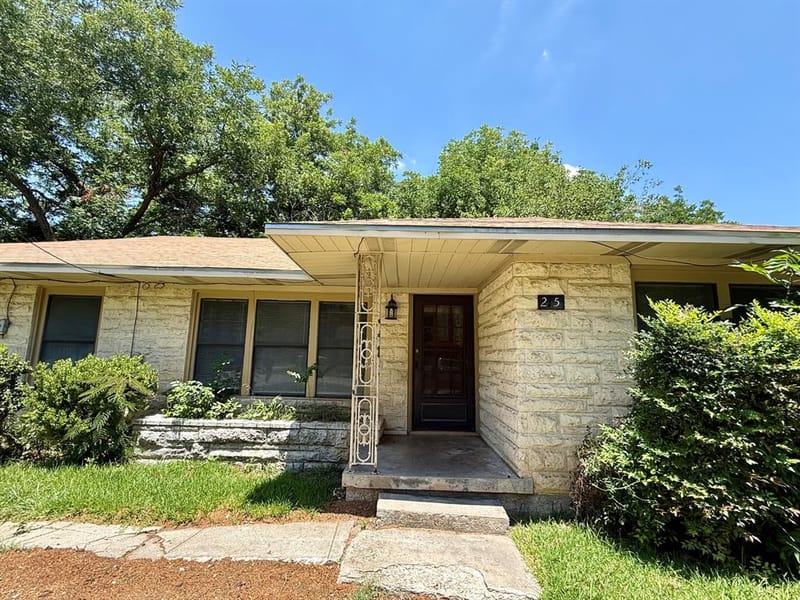 215 W Tennie Street, Gainesville TX 76240 - Photo 2