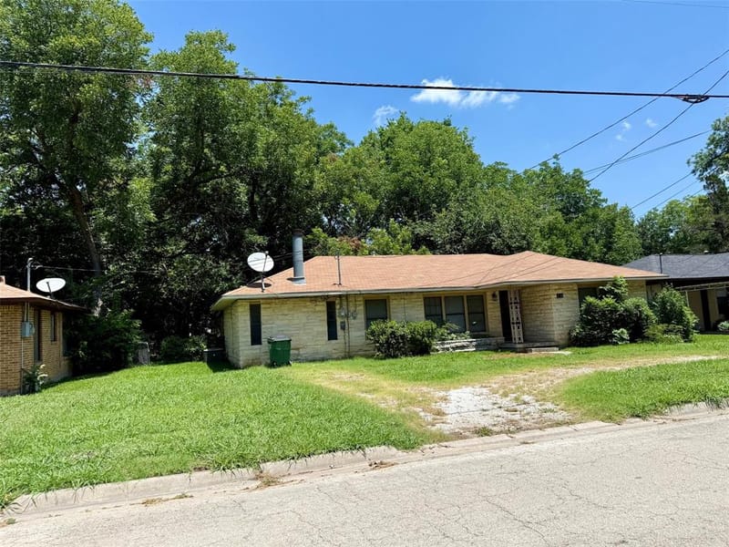 215 W Tennie Street, Gainesville TX 76240 - Photo 3