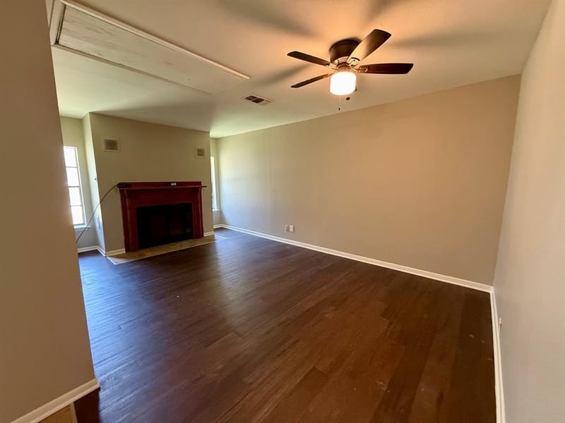 215 W Tennie Street, Gainesville TX 76240 - Photo 9