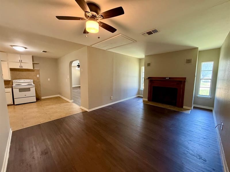 215 W Tennie Street, Gainesville TX 76240 - Photo 8