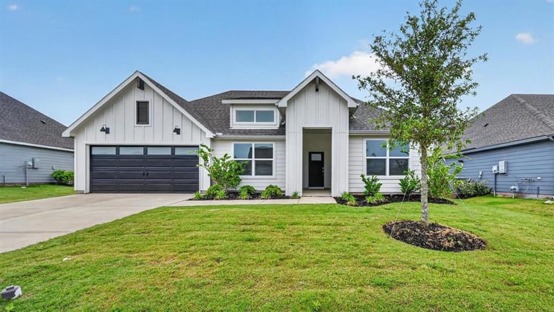 213 SANDSTONE Circle, Granbury TX 76048 - Photo 2