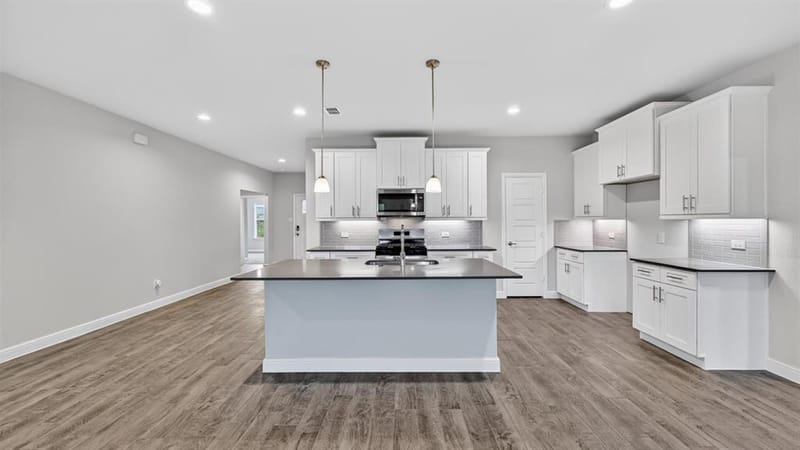 213 SANDSTONE Circle, Granbury TX 76048 - Photo 4