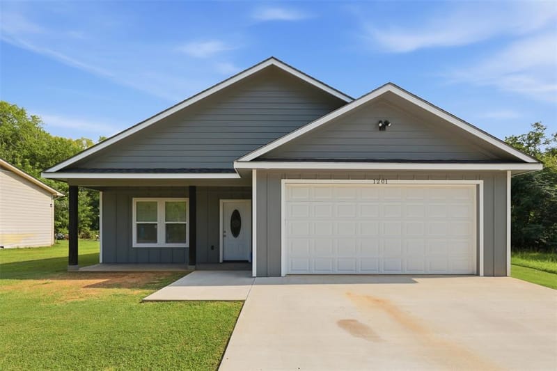 1201 E 8th St, Mount Pleasant TX 75455