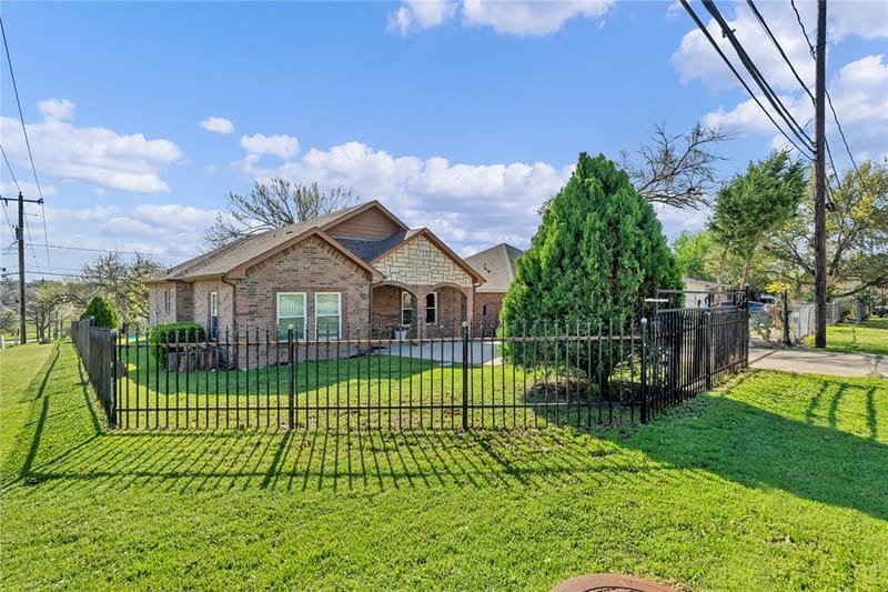 3022 Loving Avenue, Fort Worth TX 76106 - Photo 2