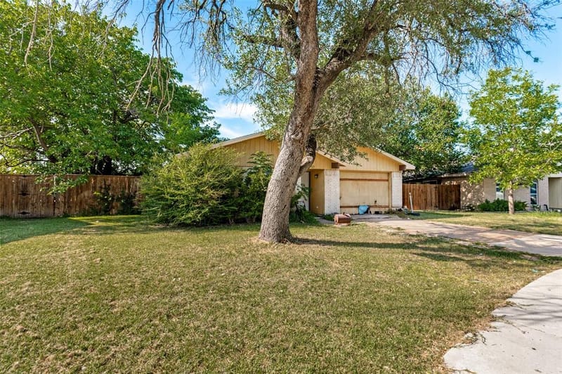 422 N Holiday Drive, Grand Prairie TX 75052 - Photo 2