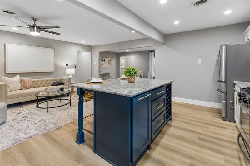 10647 Chesterton Drive, Dallas TX 75238 - Photo 9