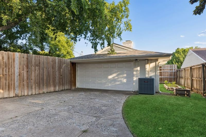 10647 Chesterton Drive, Dallas TX 75238 - Photo 31