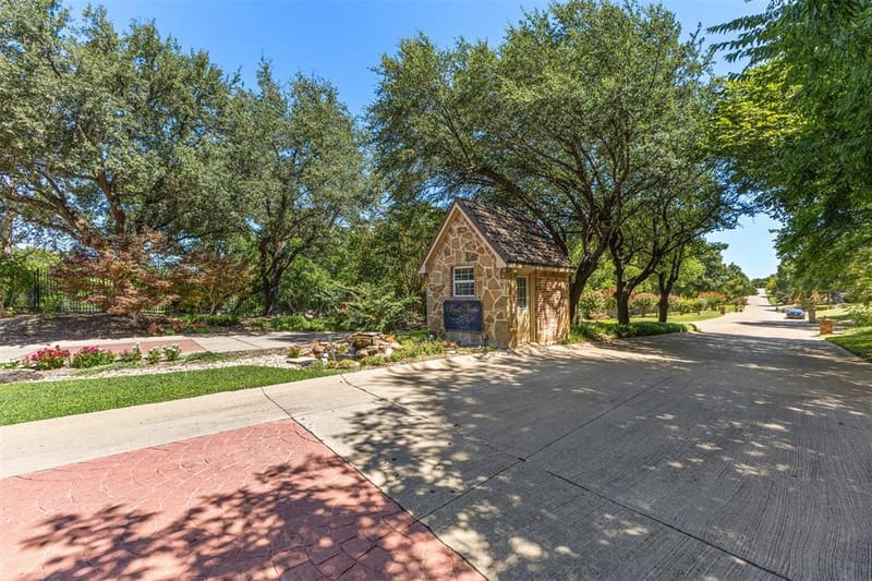1190 Whispering Oaks Drive, DeSoto TX 75115