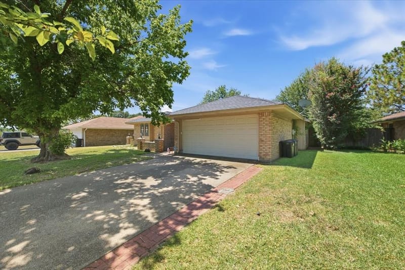 200 Almond Lane, Euless TX 76039 - Photo 2