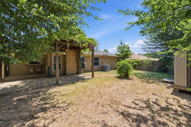 200 Almond Lane, Euless TX 76039 - Photo 6