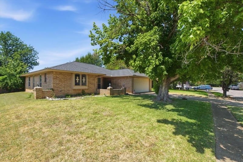 200 Almond Lane, Euless TX 76039 - Photo 3