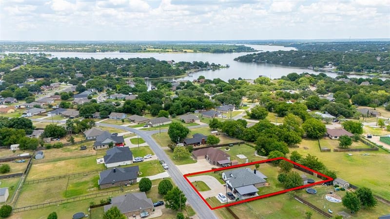 1305 E Apache Trail, Granbury TX 76048 - Photo 2