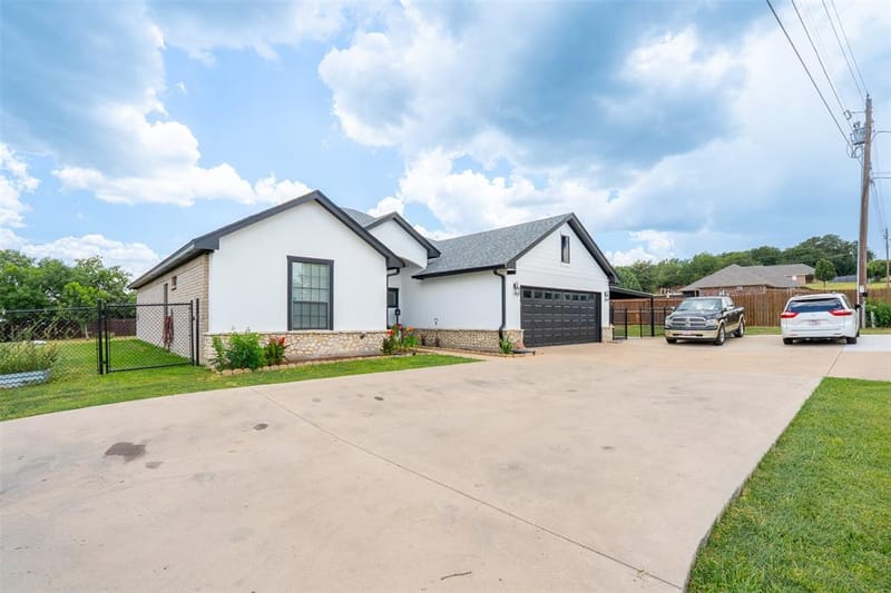 1305 E Apache Trail, Granbury TX 76048 - Photo 9