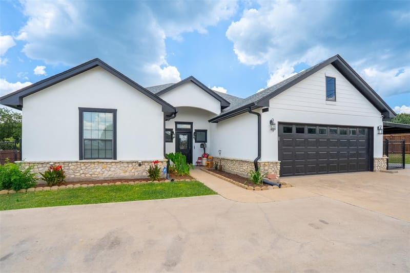 1305 E Apache Trail, Granbury TX 76048 - Photo 4