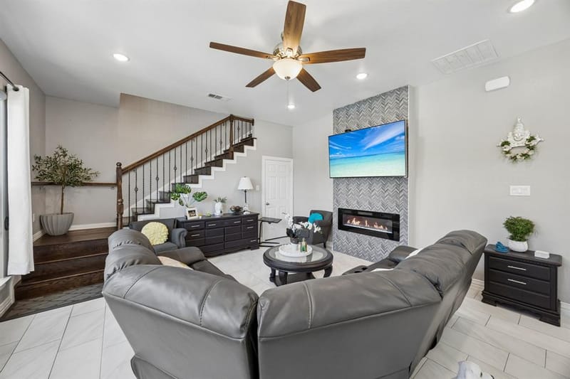 431 W Pioneer Drive, Irving TX 75061 - Photo 2