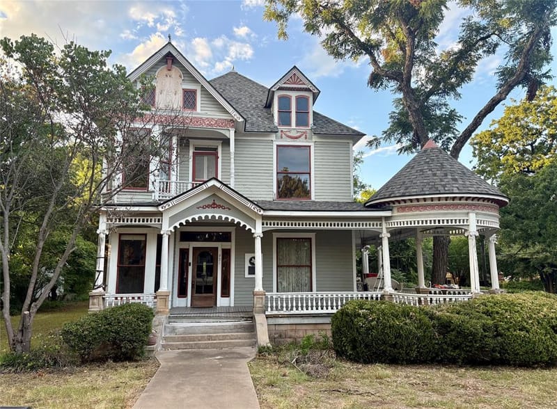 221 E Bridge Street, Granbury TX 76048 - Photo 2