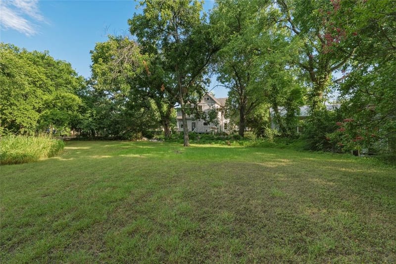 221 E Bridge Street, Granbury TX 76048 - Photo 6