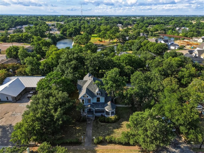 221 E Bridge Street, Granbury TX 76048 - Photo 10